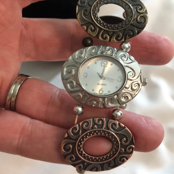 Stretchy bracelet watch - Picture 4 of 4